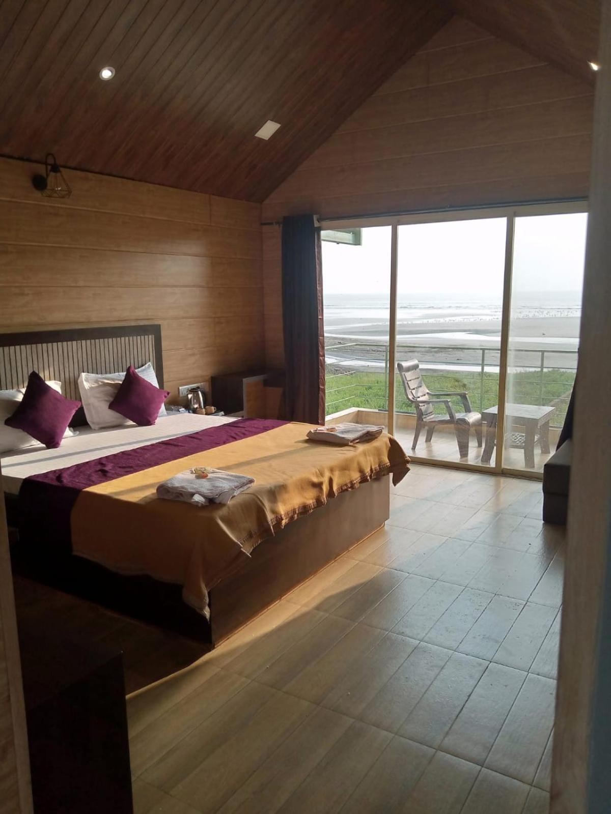 Whistling Waves Beach Resort Ānjarle Zewnętrze zdjęcie