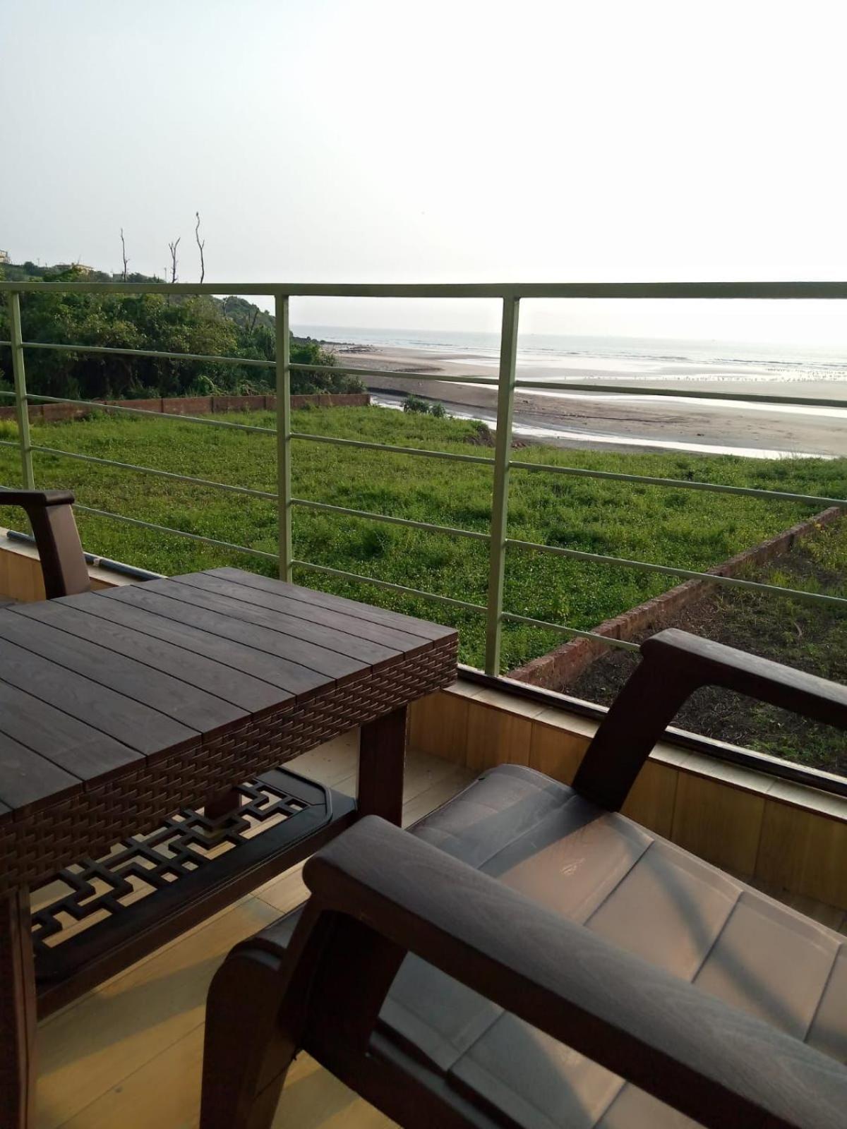 Whistling Waves Beach Resort Ānjarle Zewnętrze zdjęcie