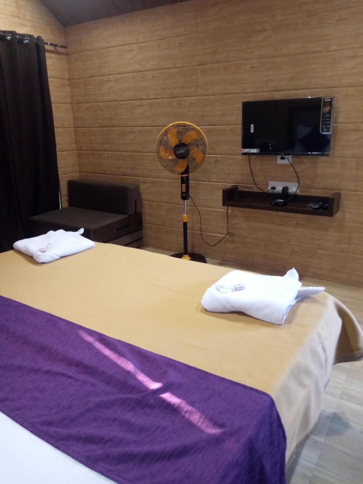 Whistling Waves Beach Resort Ānjarle Zewnętrze zdjęcie