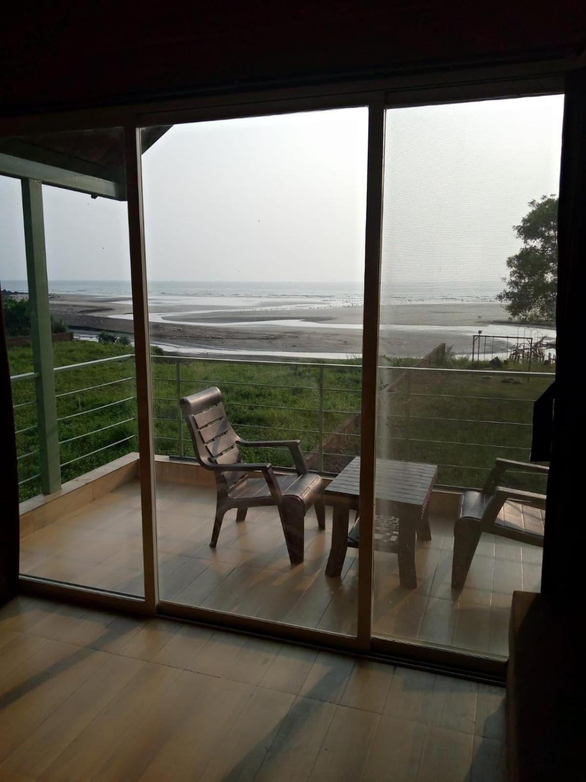 Whistling Waves Beach Resort Ānjarle Zewnętrze zdjęcie