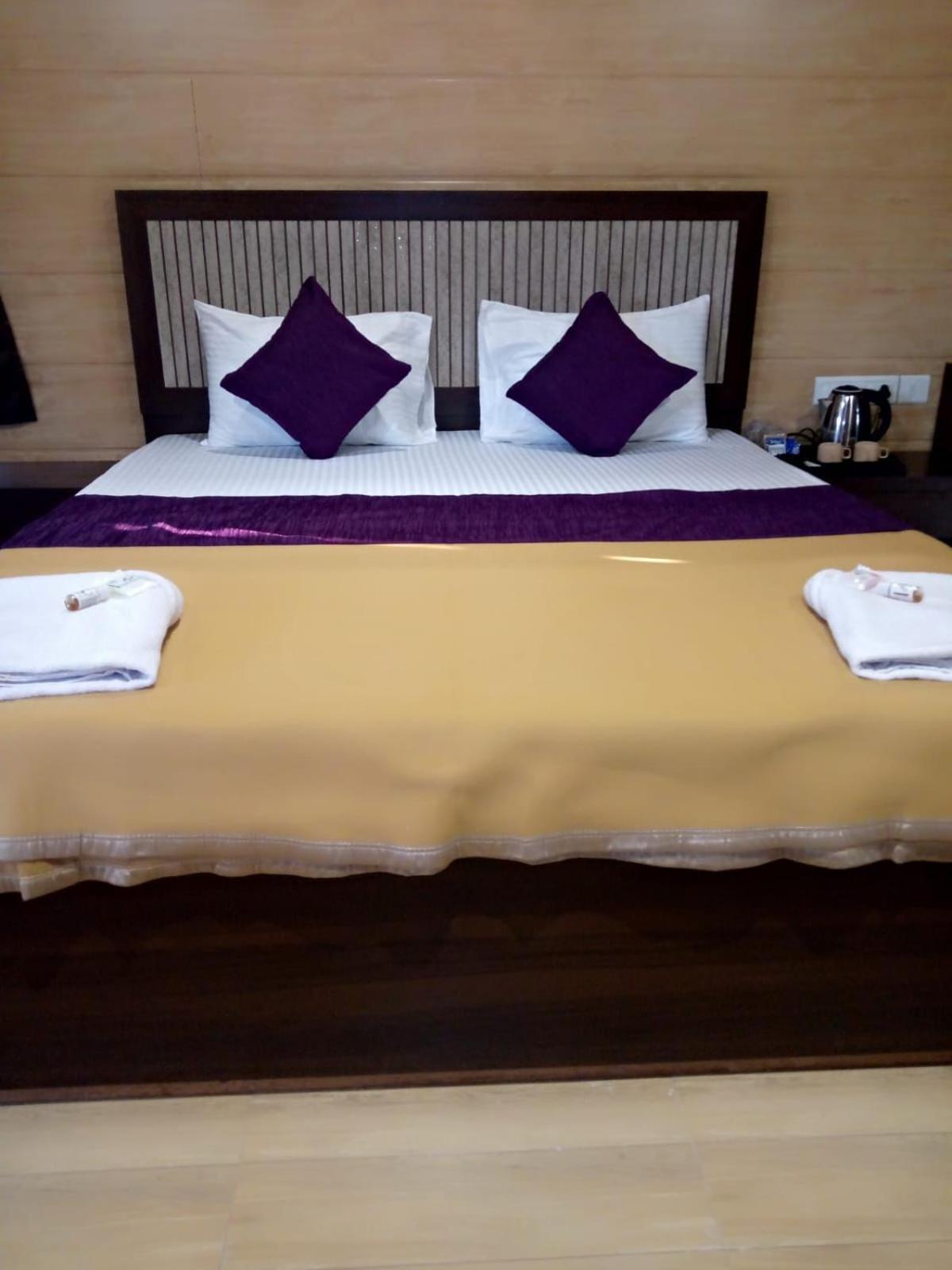 Whistling Waves Beach Resort Ānjarle Zewnętrze zdjęcie