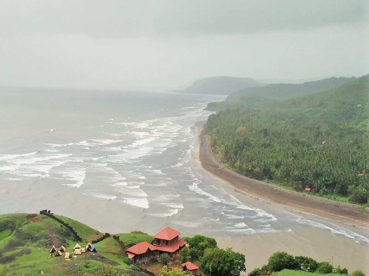 Whistling Waves Beach Resort Ānjarle Zewnętrze zdjęcie