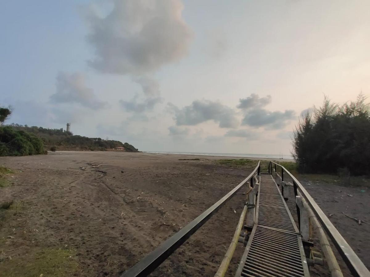 Whistling Waves Beach Resort Ānjarle Zewnętrze zdjęcie