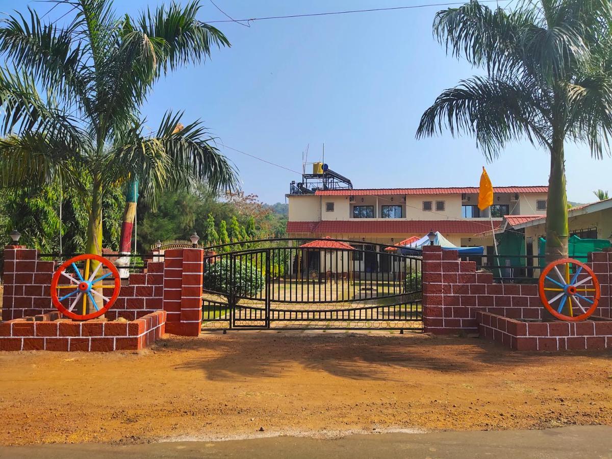 Whistling Waves Beach Resort Ānjarle Zewnętrze zdjęcie